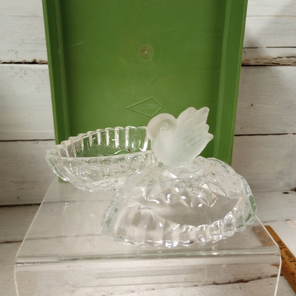 Vintage Clear Cut Glass Egg Shaped Trinket Box Frosted Swan Vanity Table - Picture 4 of 7